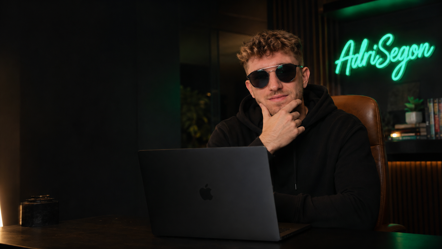 AdriSegon dans son studio, devant son ordinateur
